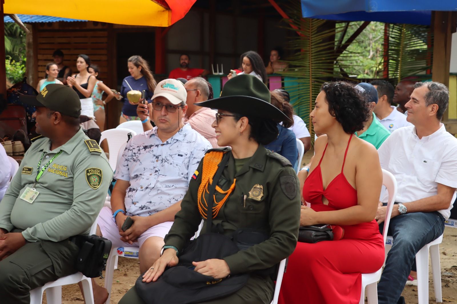 Alcaldía de Buenaventura celebra la tercera izada de la Bandera Azul en Playa Dorada, Maguipi