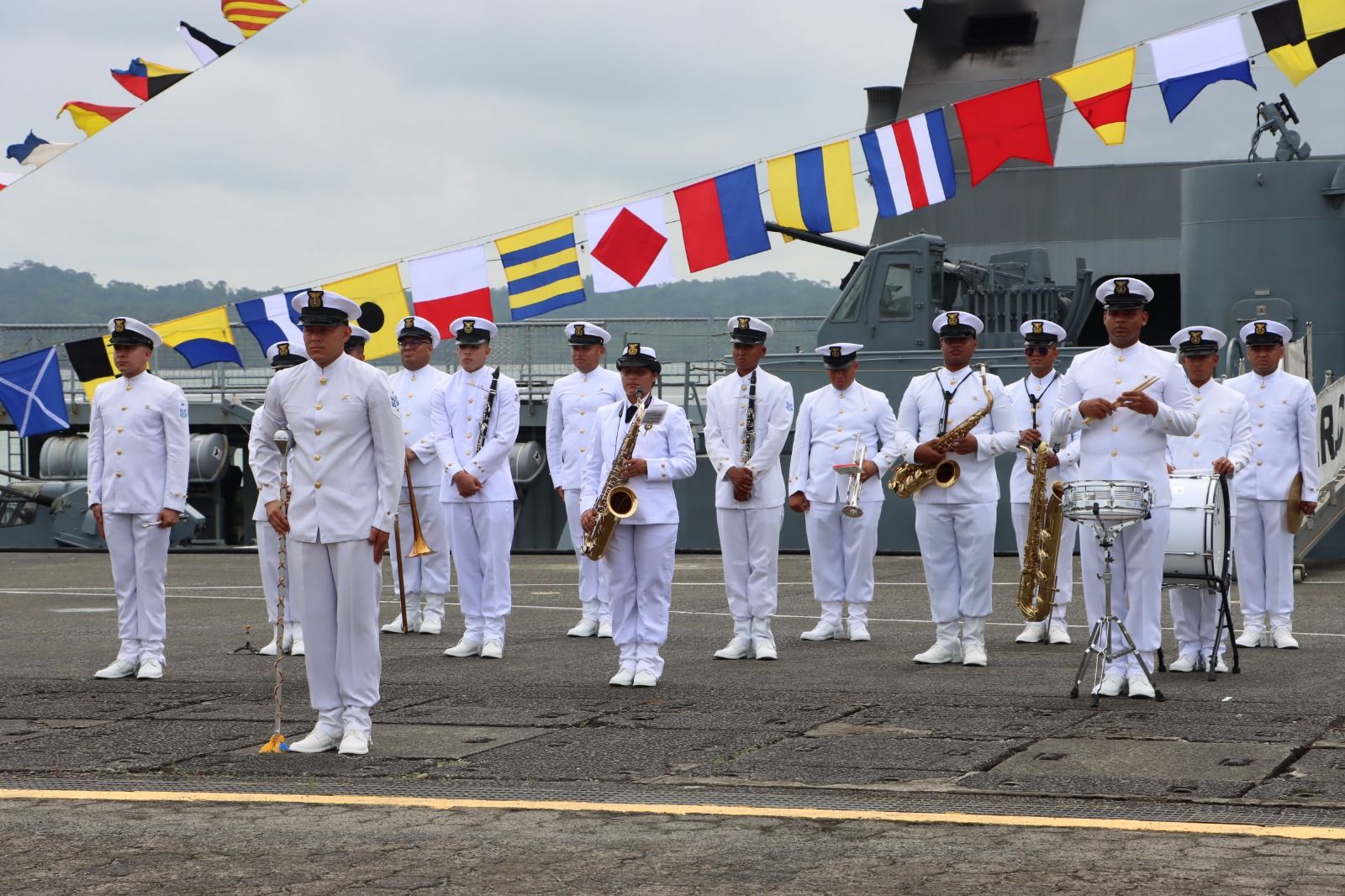 Alcaldía Distrital otorgó la medalla José Prudencio Padilla al comandante saliente de la Fuerza Naval del Pacífico