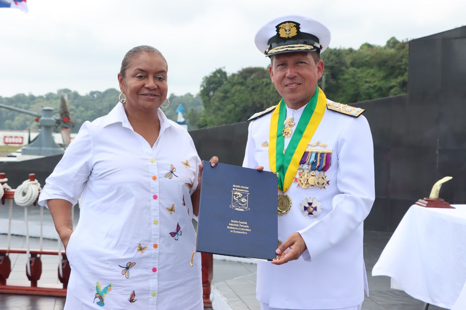 Alcaldía Distrital otorgó la medalla José Prudencio Padilla al comandante saliente de la Fuerza Naval del Pacífico