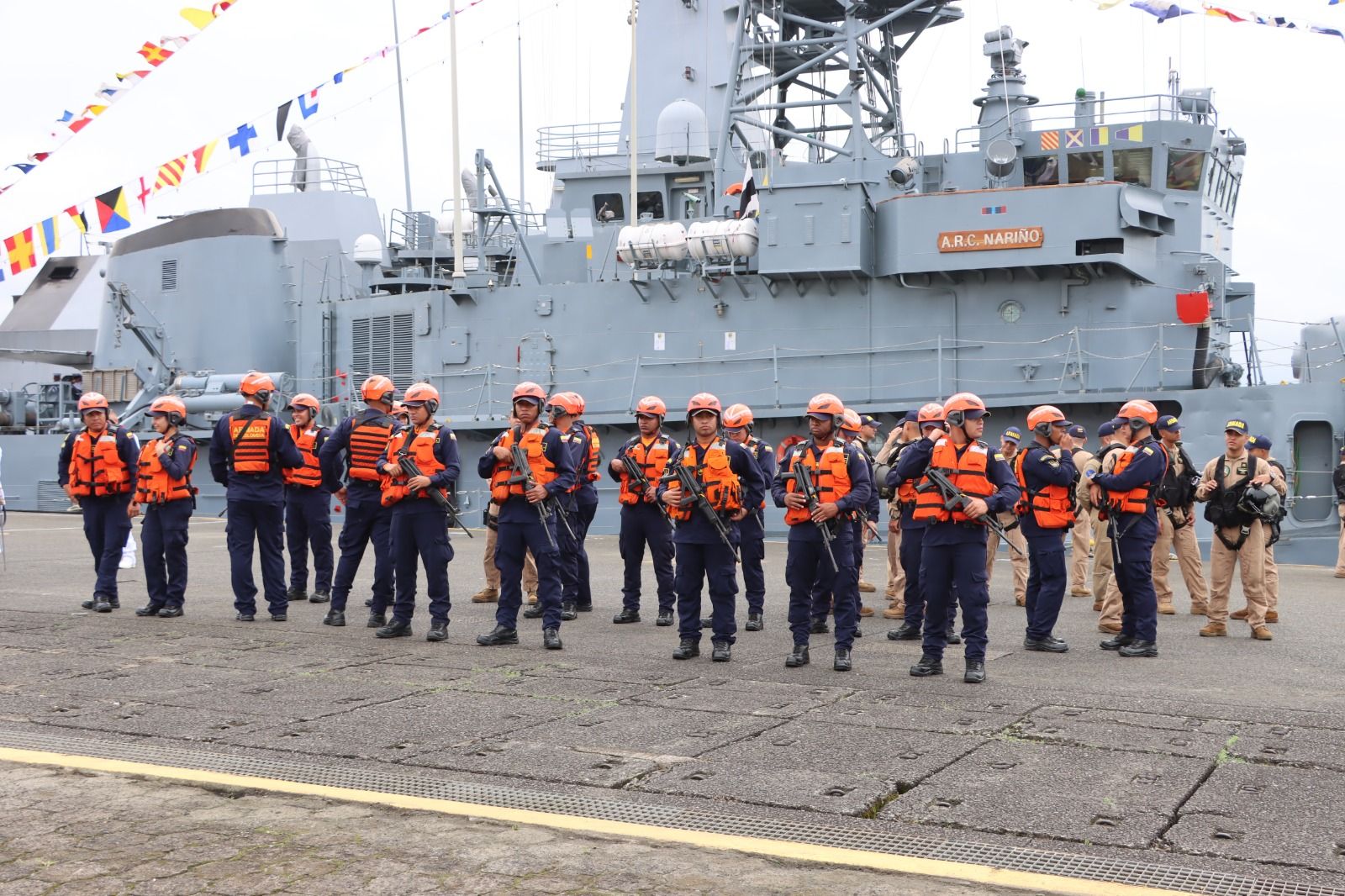 Alcaldía Distrital otorgó la medalla José Prudencio Padilla al comandante saliente de la Fuerza Naval del Pacífico
