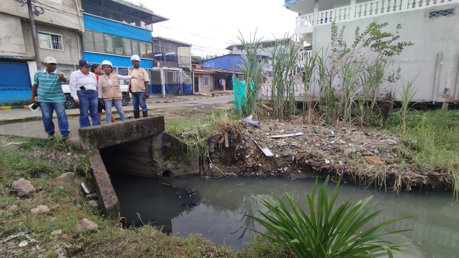 Alcaldía Distrital adelanta trabajos de mitigación en el caño La Chambita, en el barrio Antonio Nariño