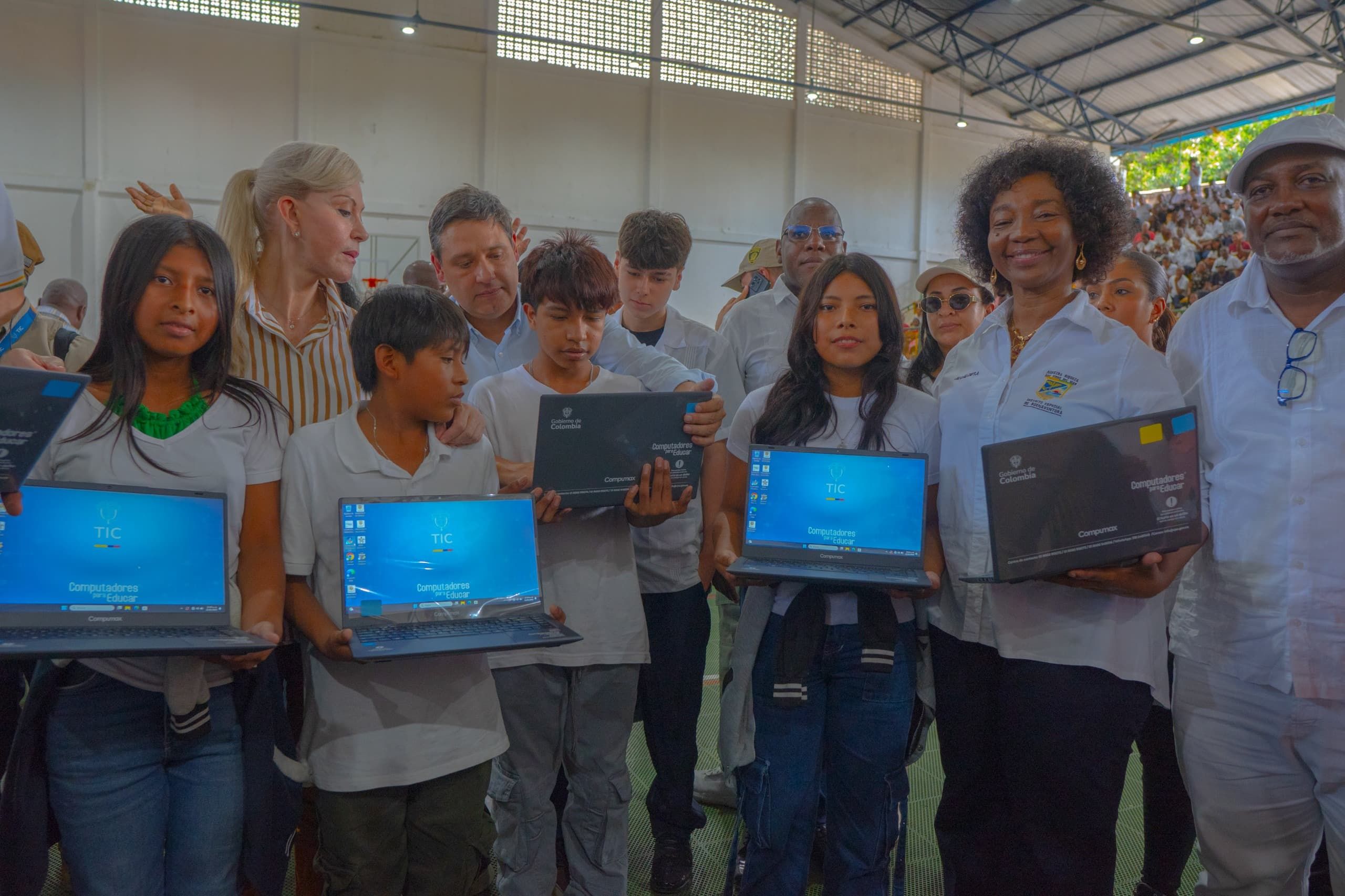 Transformación digital en Buenaventura: Ministerio TIC, Gobernación del Valle y Alcaldía entregan computadores para estudiantes y instituciones educativas.