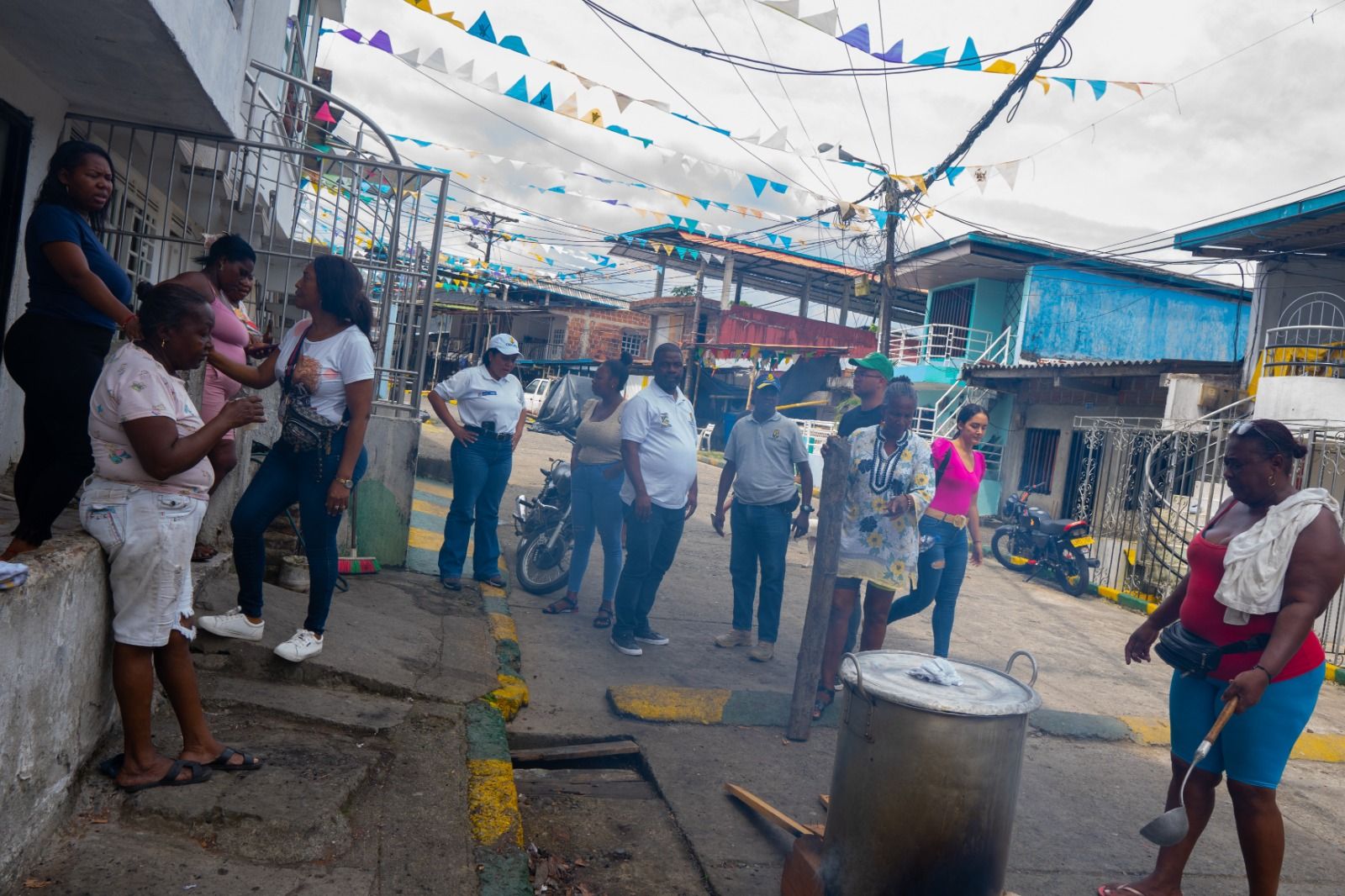 Alcaldía de Buenaventura activa ayuda urgente para familias víctimas de incendio en El Cristal: Entrega kits de emergencia y subsidios de arrendamiento