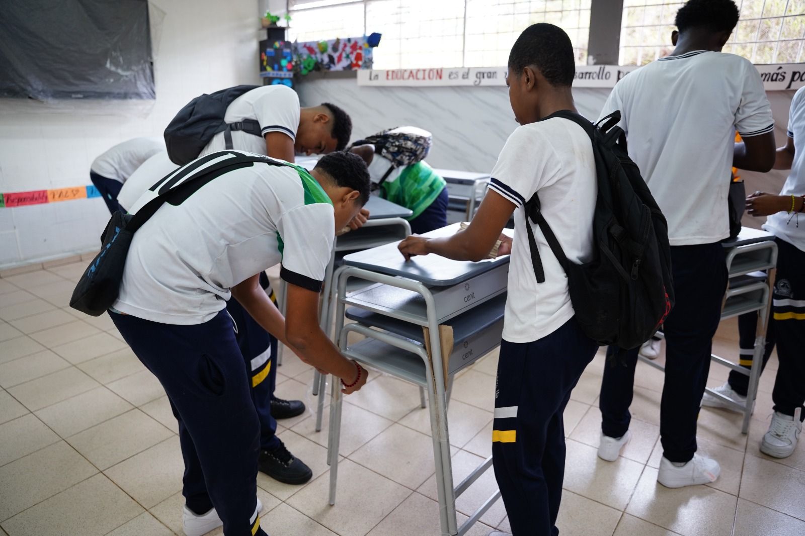 Estudiantes del ITI Gerardo Valencia Cano recibieron mobiliario escolar gracias a convenio entre Planeación Nacional y la Alcaldía Distrital