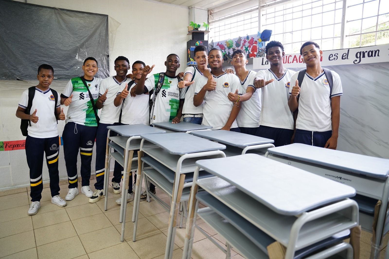 Estudiantes del ITI Gerardo Valencia Cano recibieron mobiliario escolar gracias a convenio entre Planeación Nacional y la Alcaldía Distrital