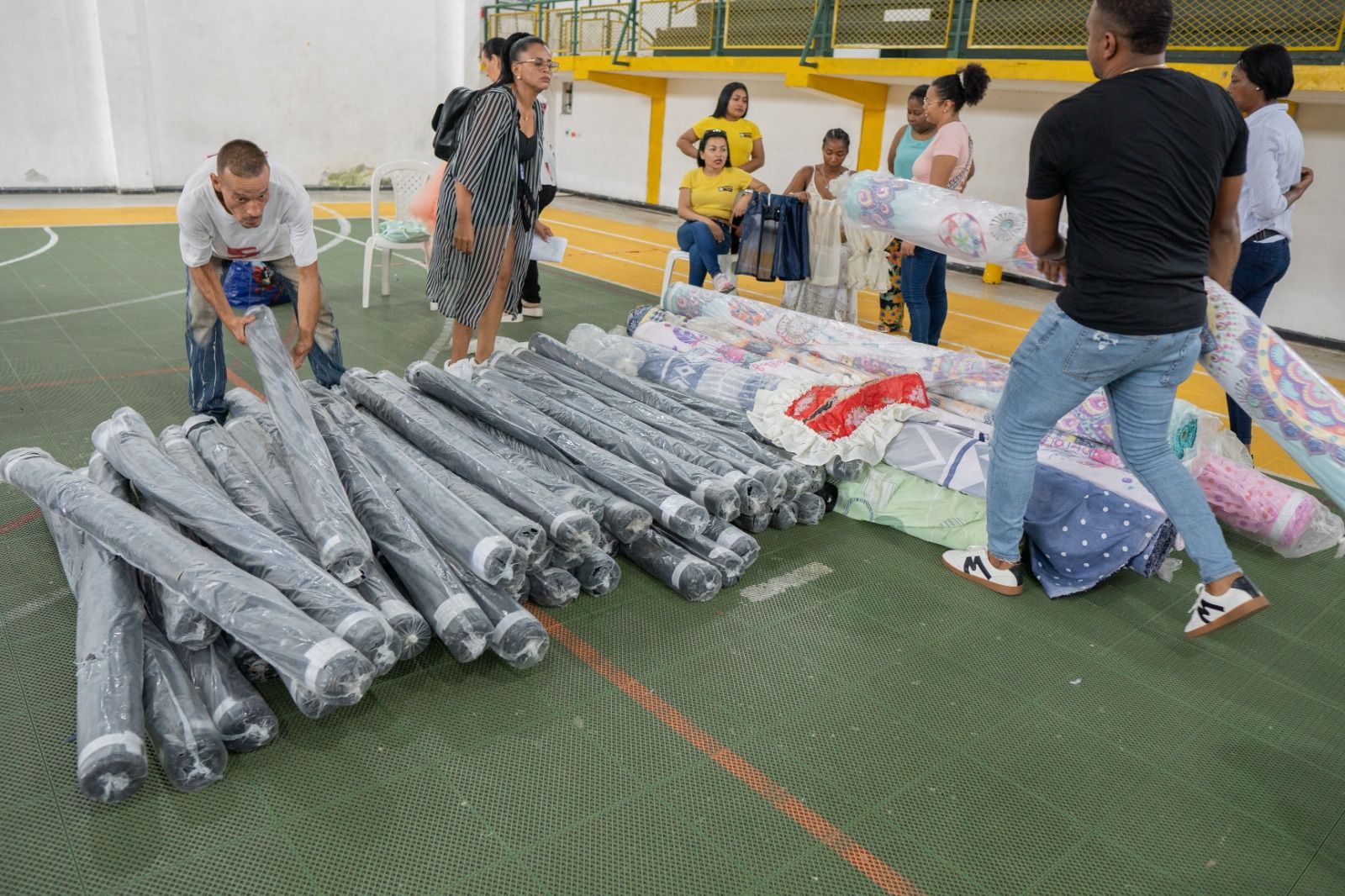 Alcaldía de Buenaventura fortalece el trabajo de las asociaciones de costureros con insumos esenciales