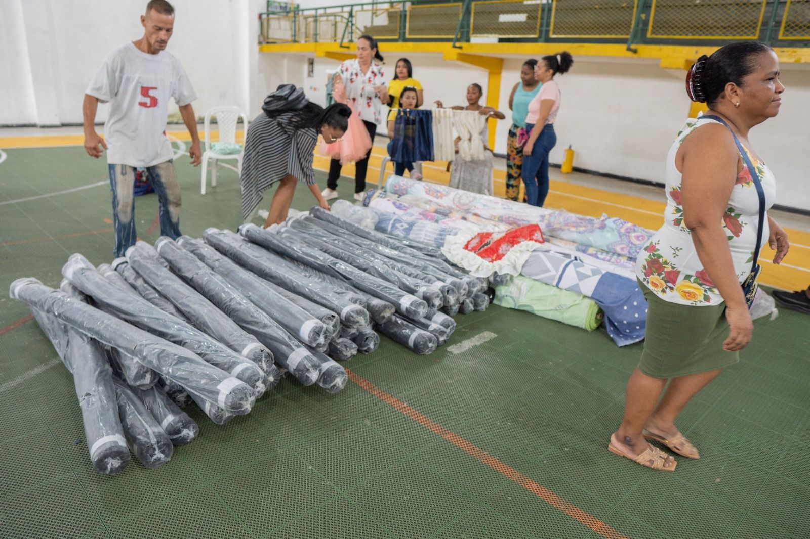 Alcaldía de Buenaventura fortalece el trabajo de las asociaciones de costureros con insumos esenciales
