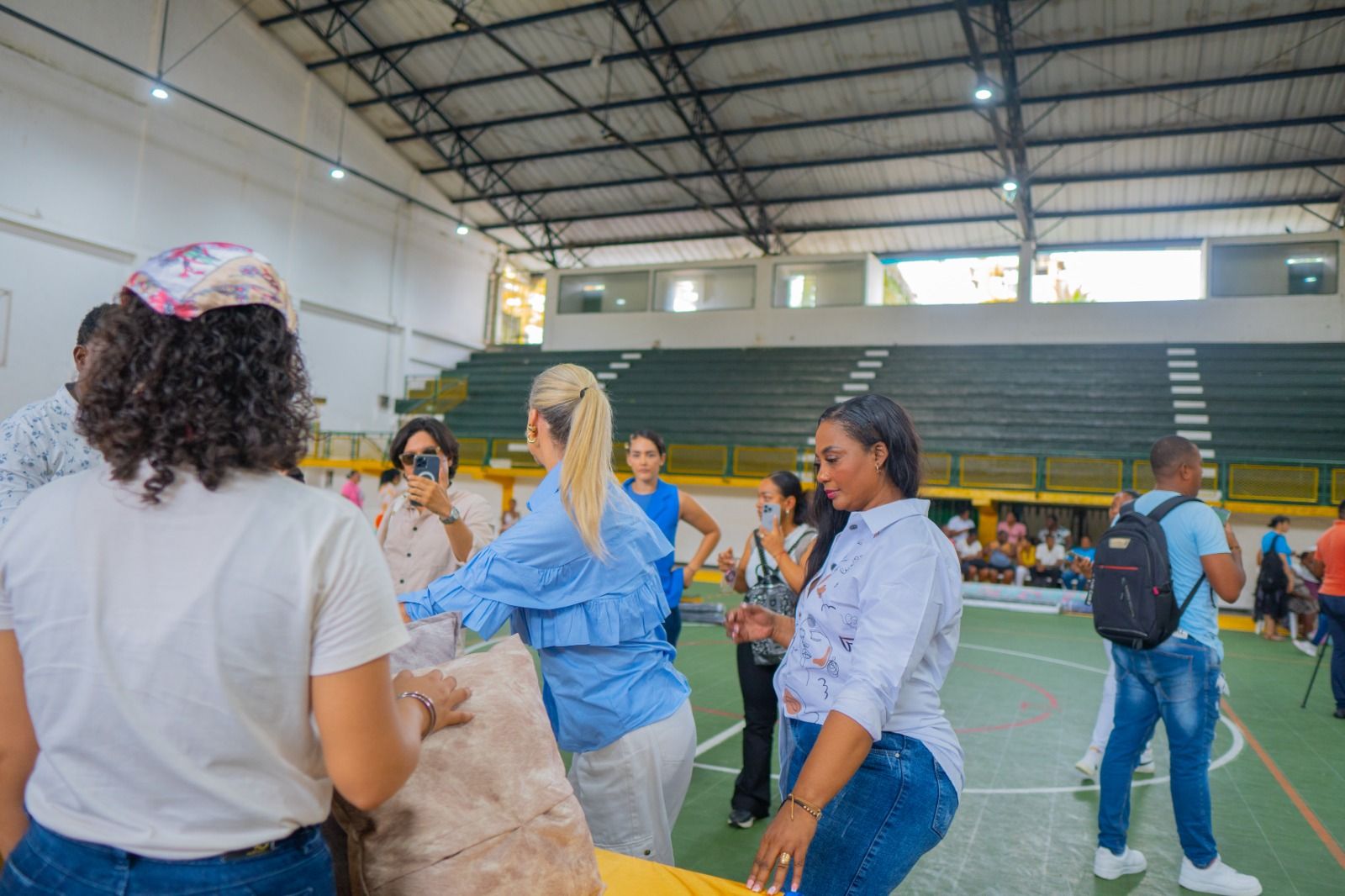Alcaldía de Buenaventura fortalece el trabajo de las asociaciones de costureros con insumos esenciales