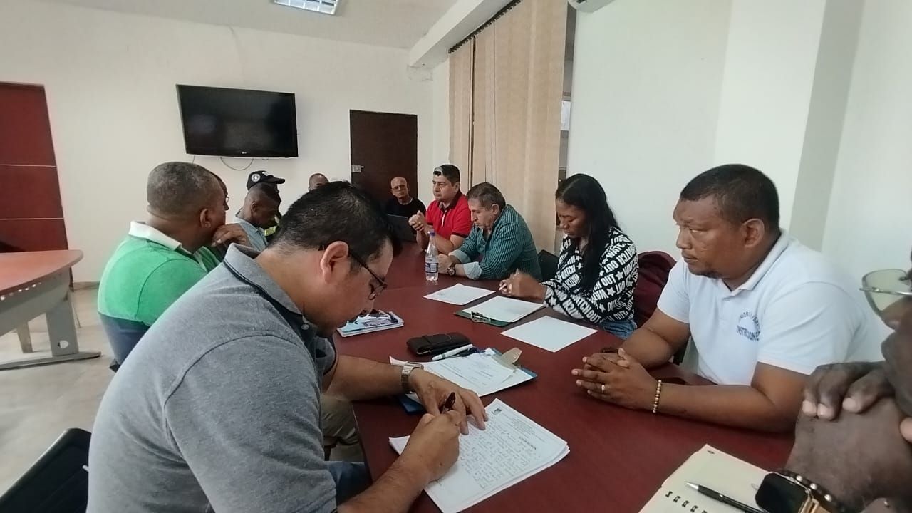 Reunión entre la Secretaría de Infraestructura, Invías y transportadores para socializar el inicio de obras complementarias en la avenida Simón Bolívar