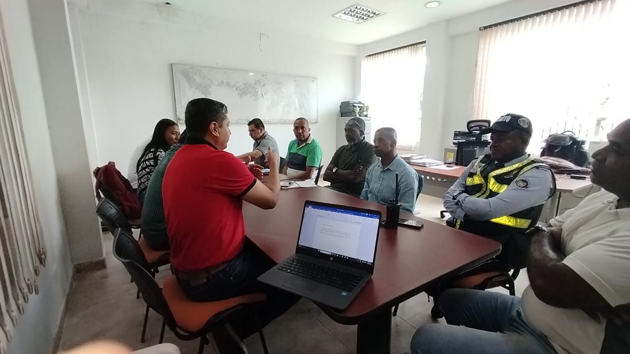 Reunión entre la Secretaría de Infraestructura, Invías y transportadores para socializar el inicio de obras complementarias en la avenida Simón Bolívar