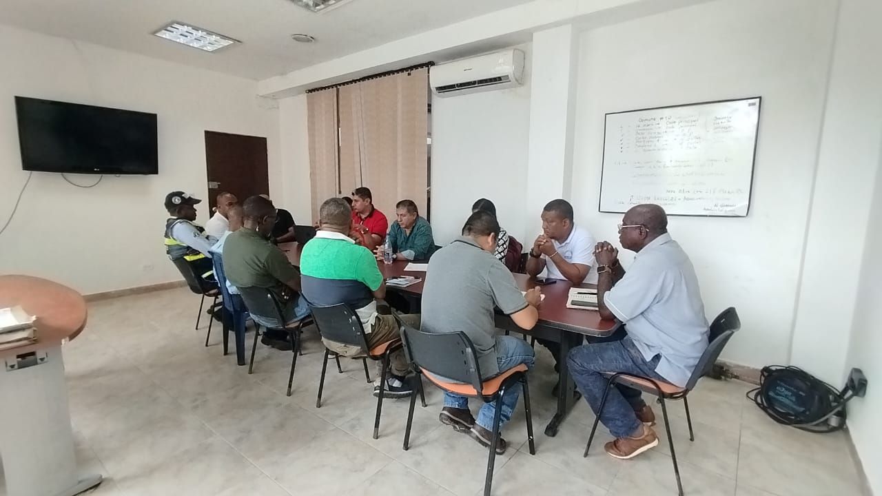 Reunión entre la Secretaría de Infraestructura, Invías y transportadores para socializar el inicio de obras complementarias en la avenida Simón Bolívar