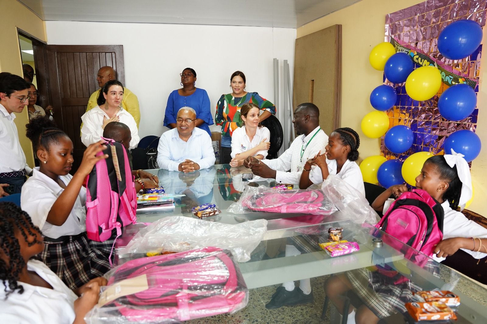 Estudiantes de los colegios San Vicente y Pablo Emilio Carvajal recibieron 210 kits escolares de aliados estratégicos