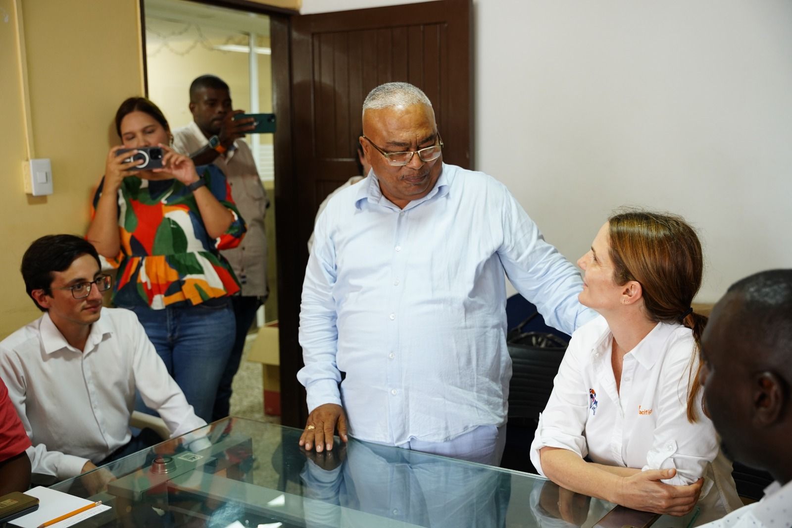 Estudiantes de los colegios San Vicente y Pablo Emilio Carvajal recibieron 210 kits escolares de aliados estratégicos