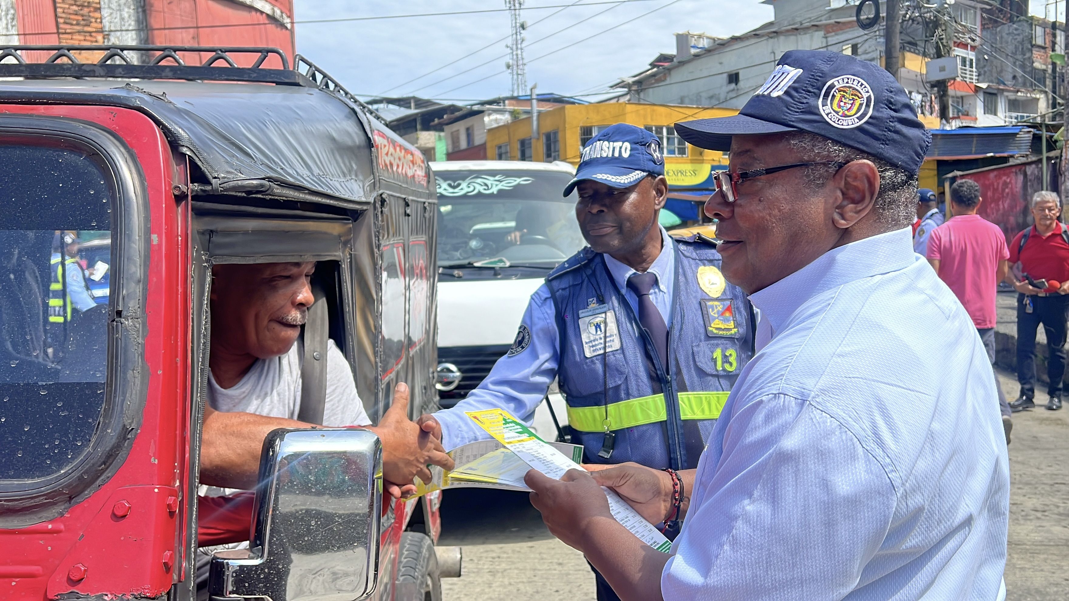 Comienza la distribución de calcomanías con tarifas actualizadas del transporte público en Buenaventura