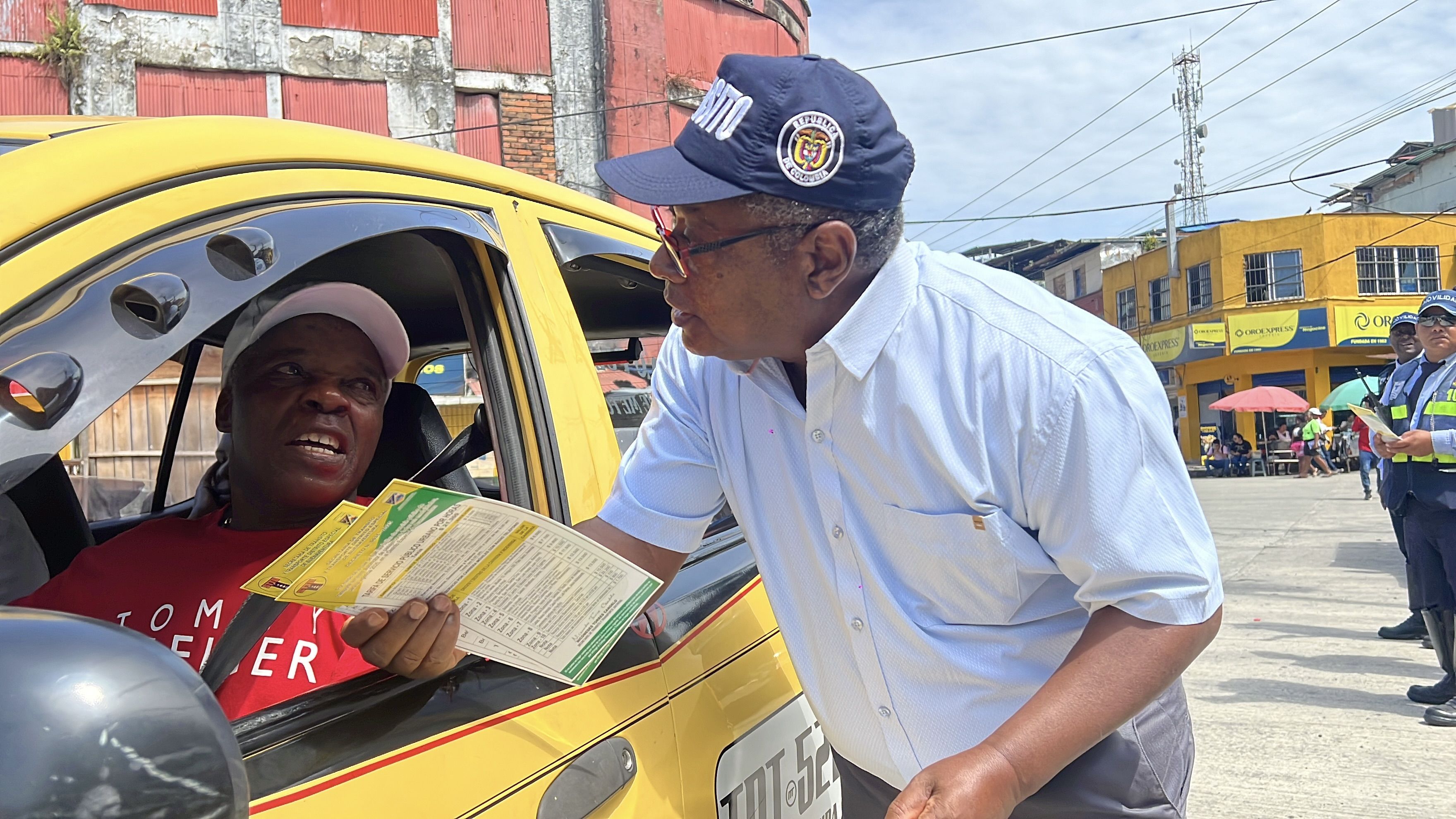 Comienza la distribución de calcomanías con tarifas actualizadas del transporte público en Buenaventura