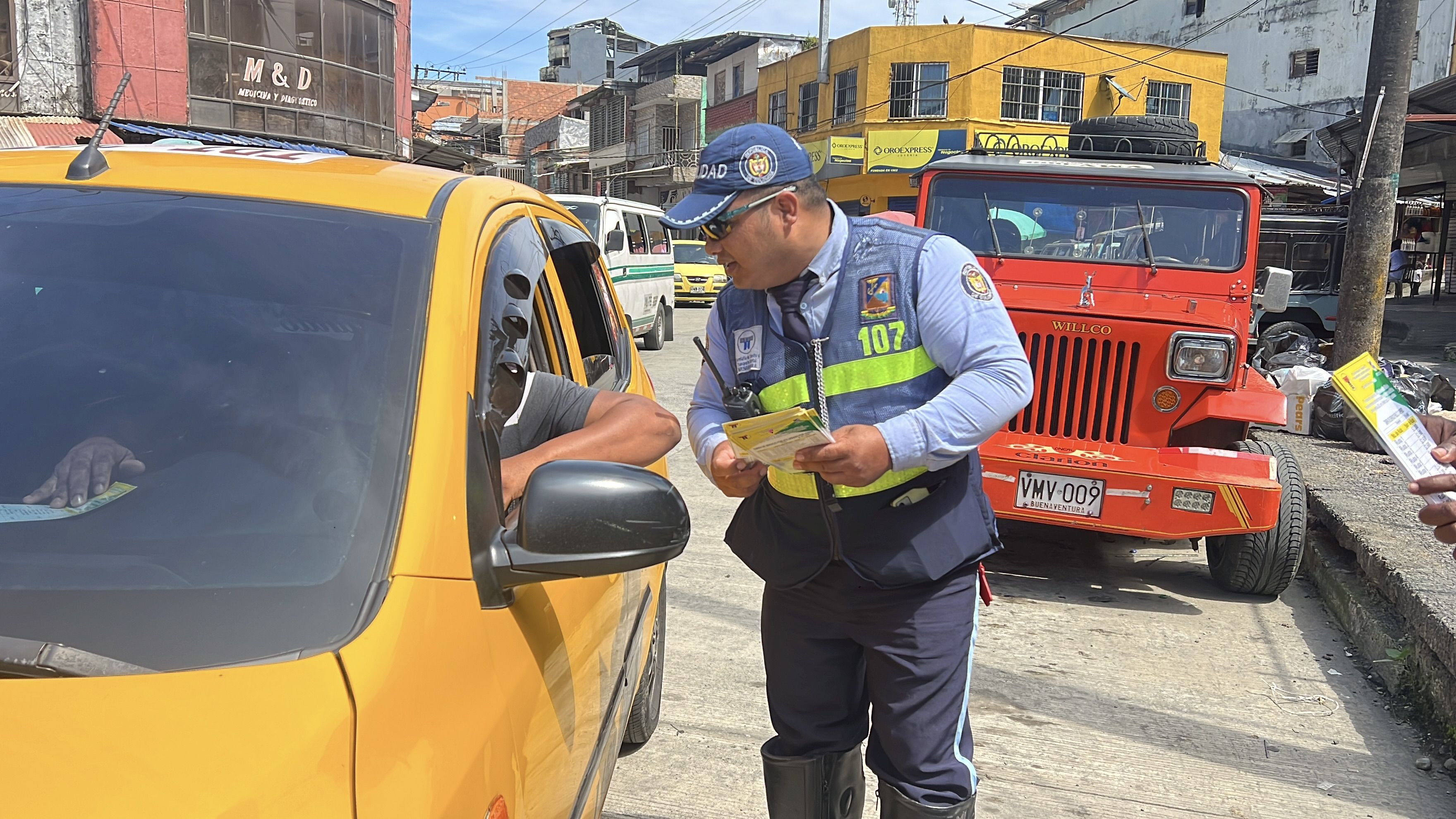 Comienza la distribución de calcomanías con tarifas actualizadas del transporte público en Buenaventura