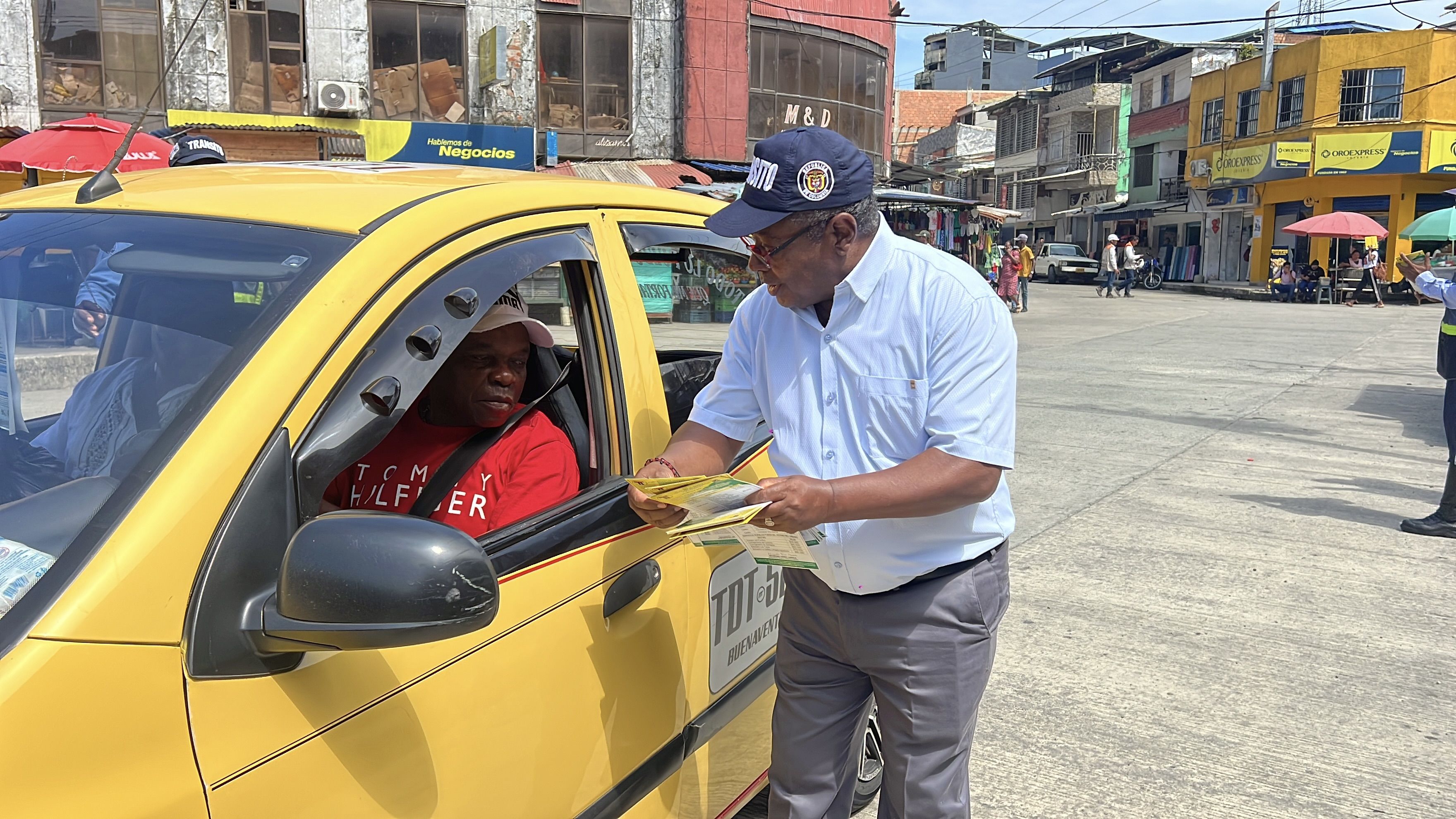 Comienza la distribución de calcomanías con tarifas actualizadas del transporte público en Buenaventura