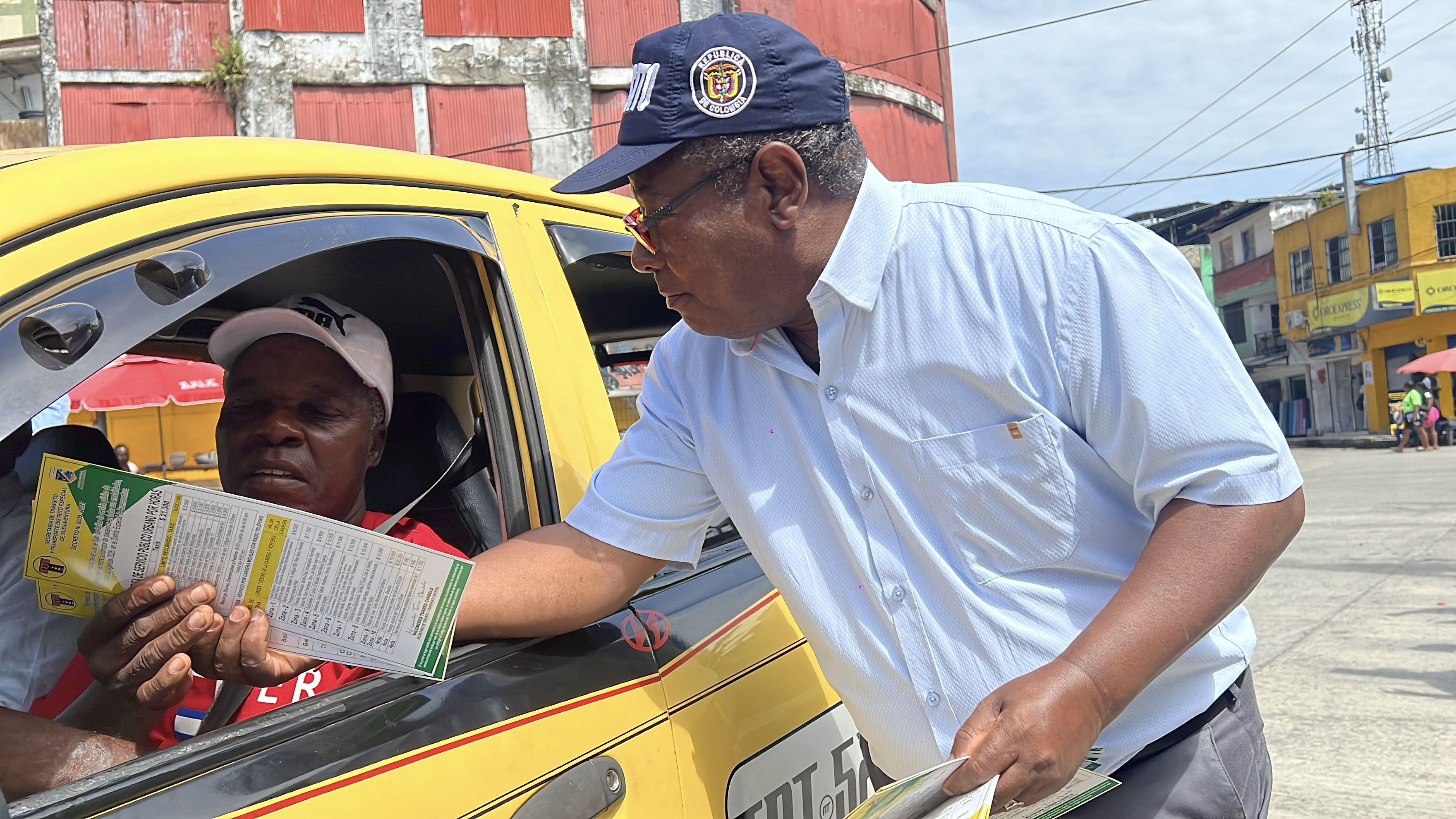Comienza la distribución de calcomanías con tarifas actualizadas del transporte público en Buenaventura