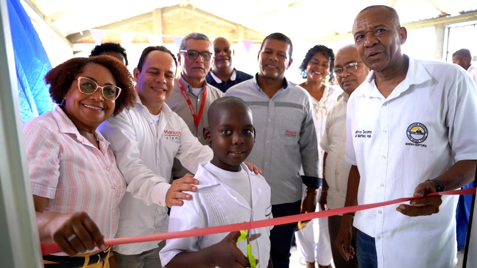    Estudiantes del plantel José María Cabal de Gamboa recibieron de la empresa Manuchar implementos educativos y un remodelado comedor escolar