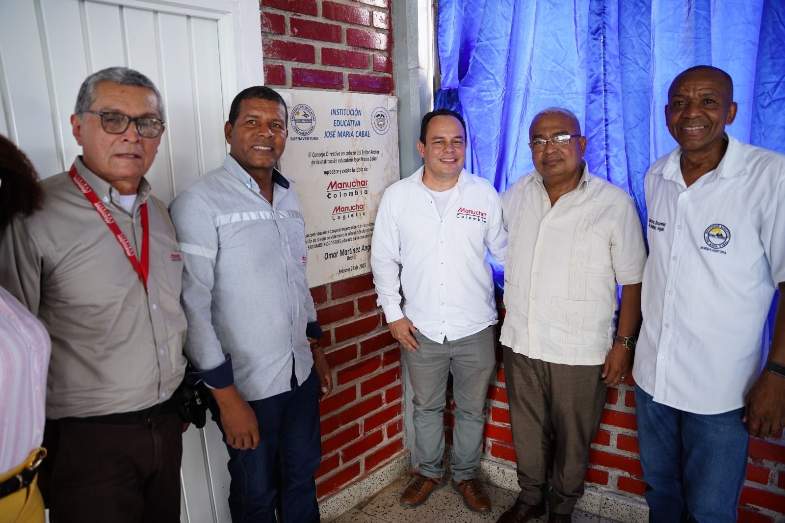    Estudiantes del plantel José María Cabal de Gamboa recibieron de la empresa Manuchar implementos educativos y un remodelado comedor escolar
