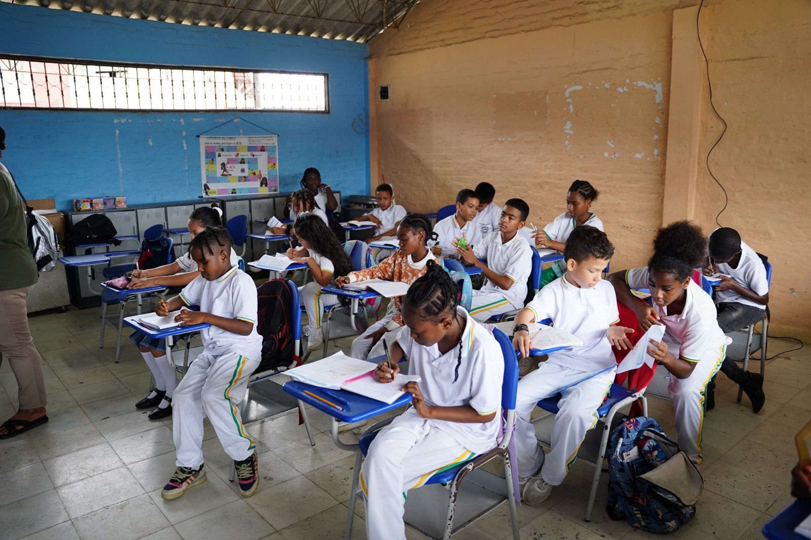    Estudiantes del plantel José María Cabal de Gamboa recibieron de la empresa Manuchar implementos educativos y un remodelado comedor escolar