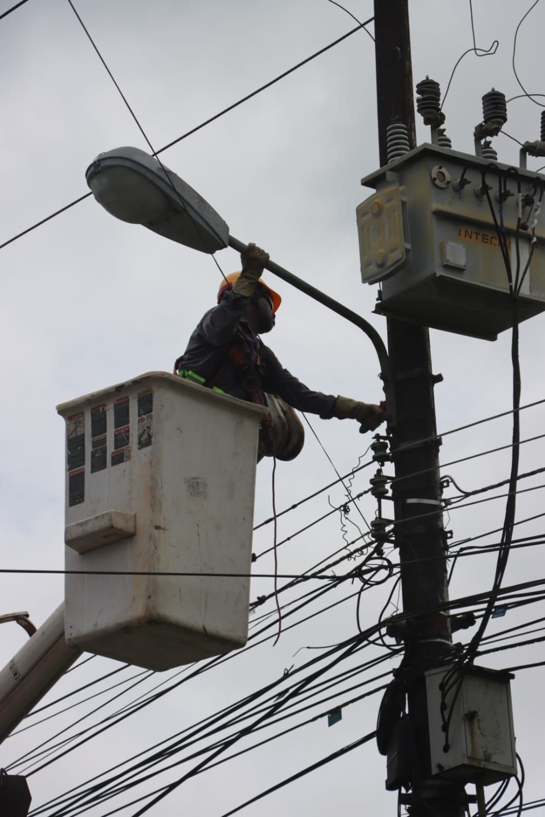 La luz del progreso: Buenaventura inaugura proyecto piloto de alumbrado público LED en el barrio Bellavista