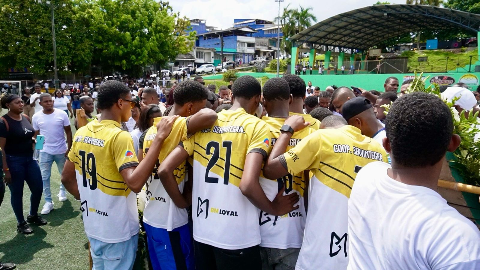 Buenaventura rinde homenaje a Vladimir Bravo, joven promesa del fútbol, en emotivo acto de despedida