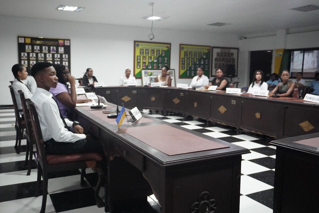 Debaten uso de energía atómica: estudiantes de Buenaventura brillan en simulación de la ONU