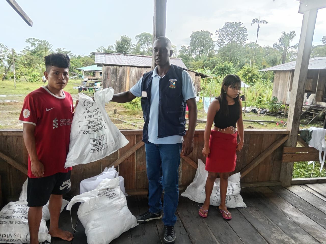 Gobierno de Buenaventura entrega ayuda humanitaria a 456 familias víctimas del conflicto en Bajo Calima y Río San Juan