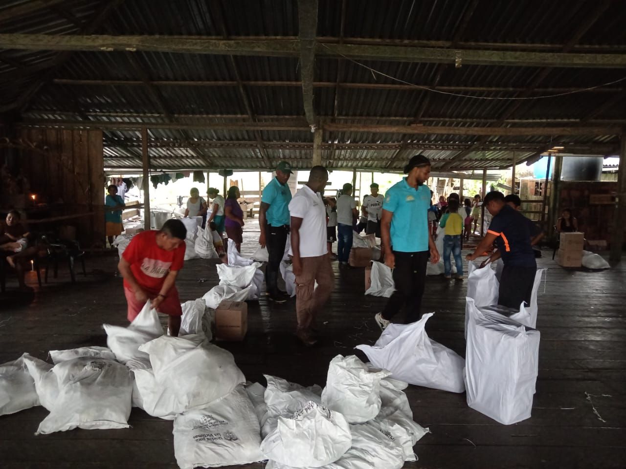Gobierno de Buenaventura entrega ayuda humanitaria a 456 familias víctimas del conflicto en Bajo Calima y Río San Juan