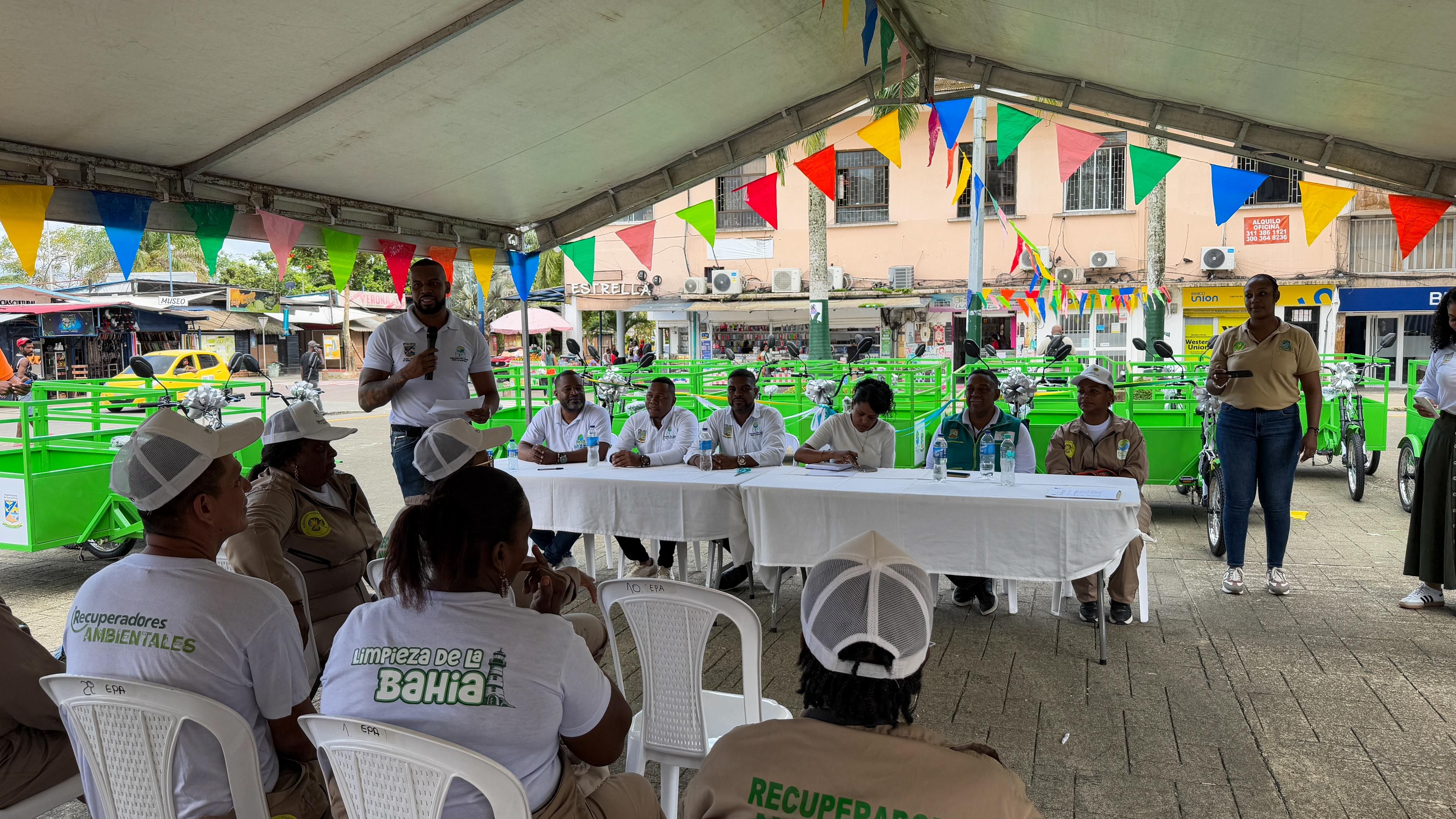 EPA Buenaventura entrega 15 triciclos a recuperadores de oficio para fortalecer la gestión ambiental urbana