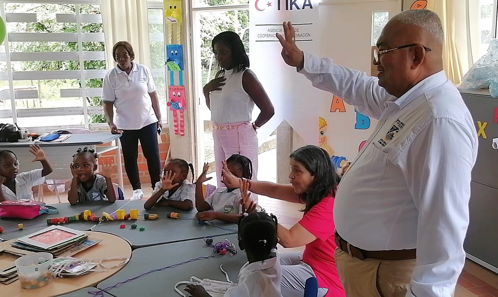 Agencia Turca de Cooperación donó mobiliario escolar al plantel Atanasio Girardot