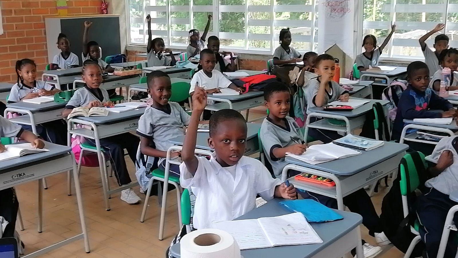 Agencia Turca de Cooperación donó mobiliario escolar al plantel Atanasio Girardot