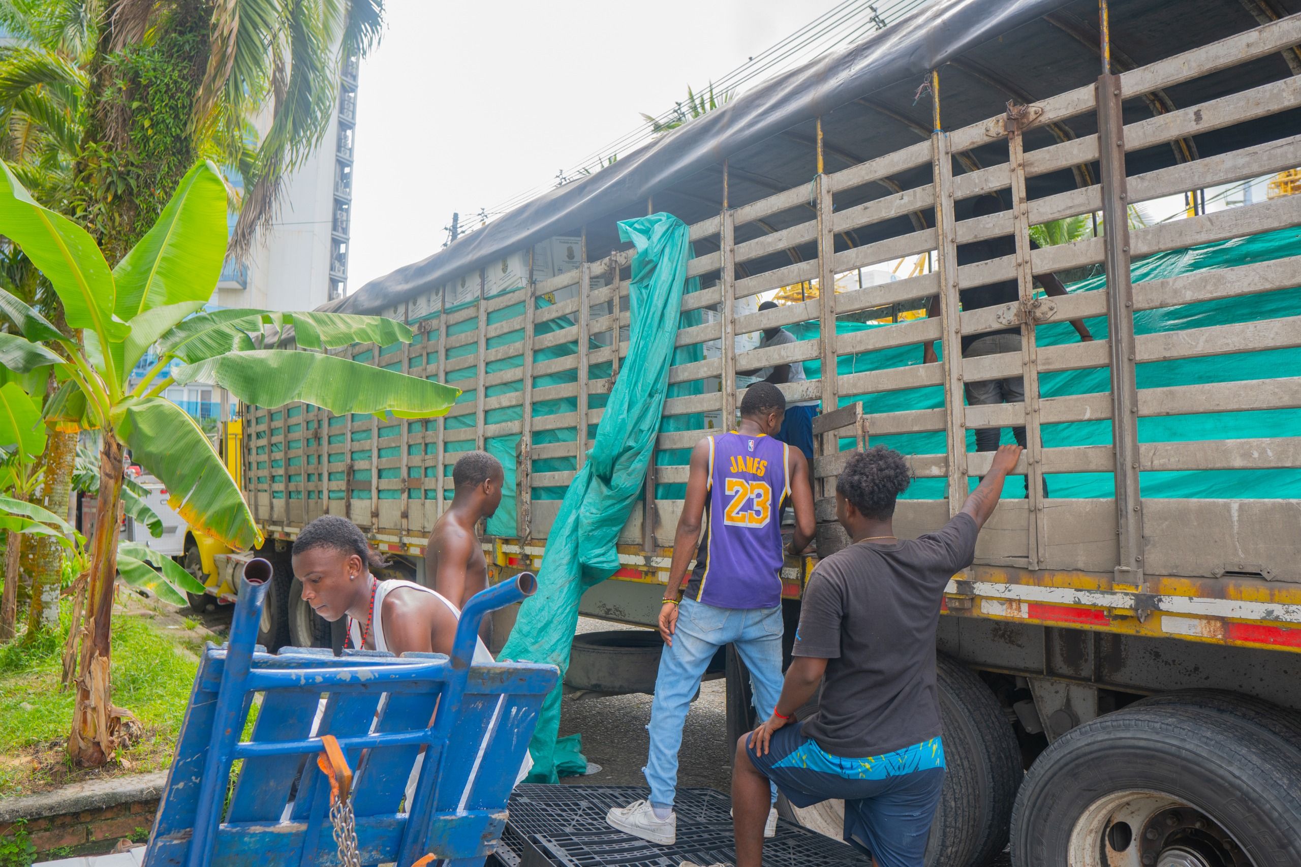 Buenaventura inicia entrega de asistencia humanitaria a más de 5.700 familias afectadas por vendaval