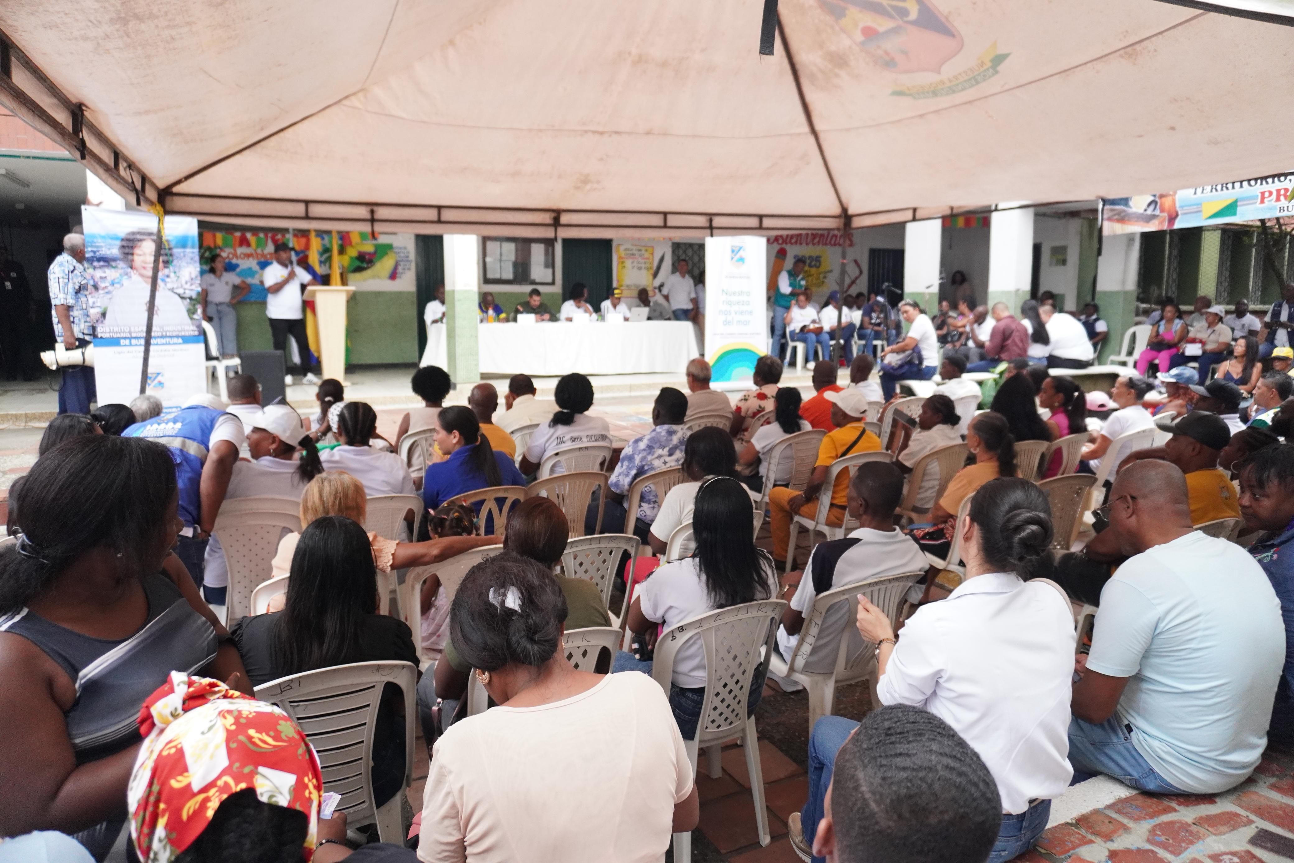 La cancha en Juan 23, estrategias de seguridad y búsqueda de lote para un puesto de salud: algunos compromisos tras Consejo de Gobierno en la Comuna 7