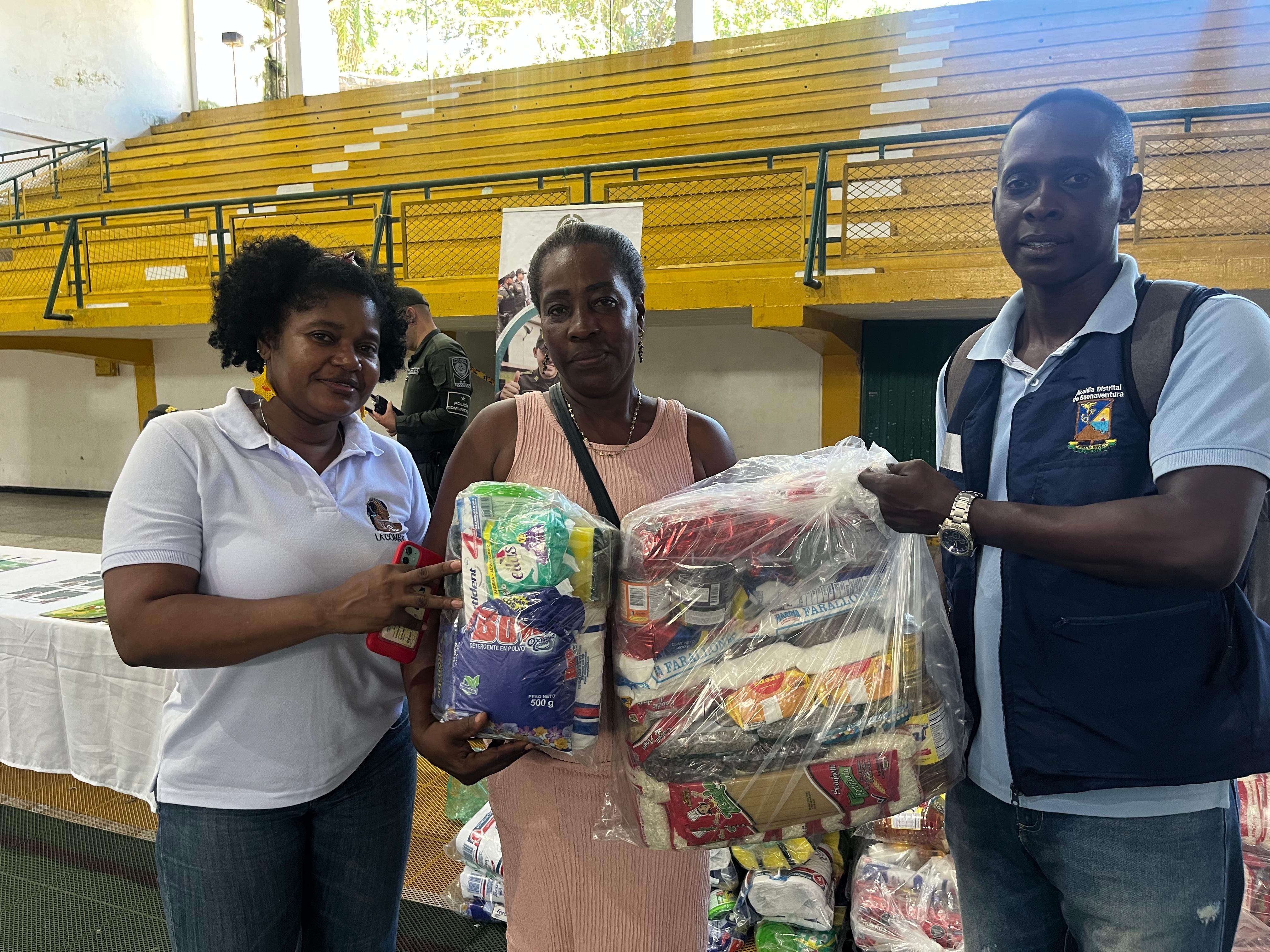 Entregan ayudas humanitarias a víctimas del desplazamiento forzado en Bazán Bocana
