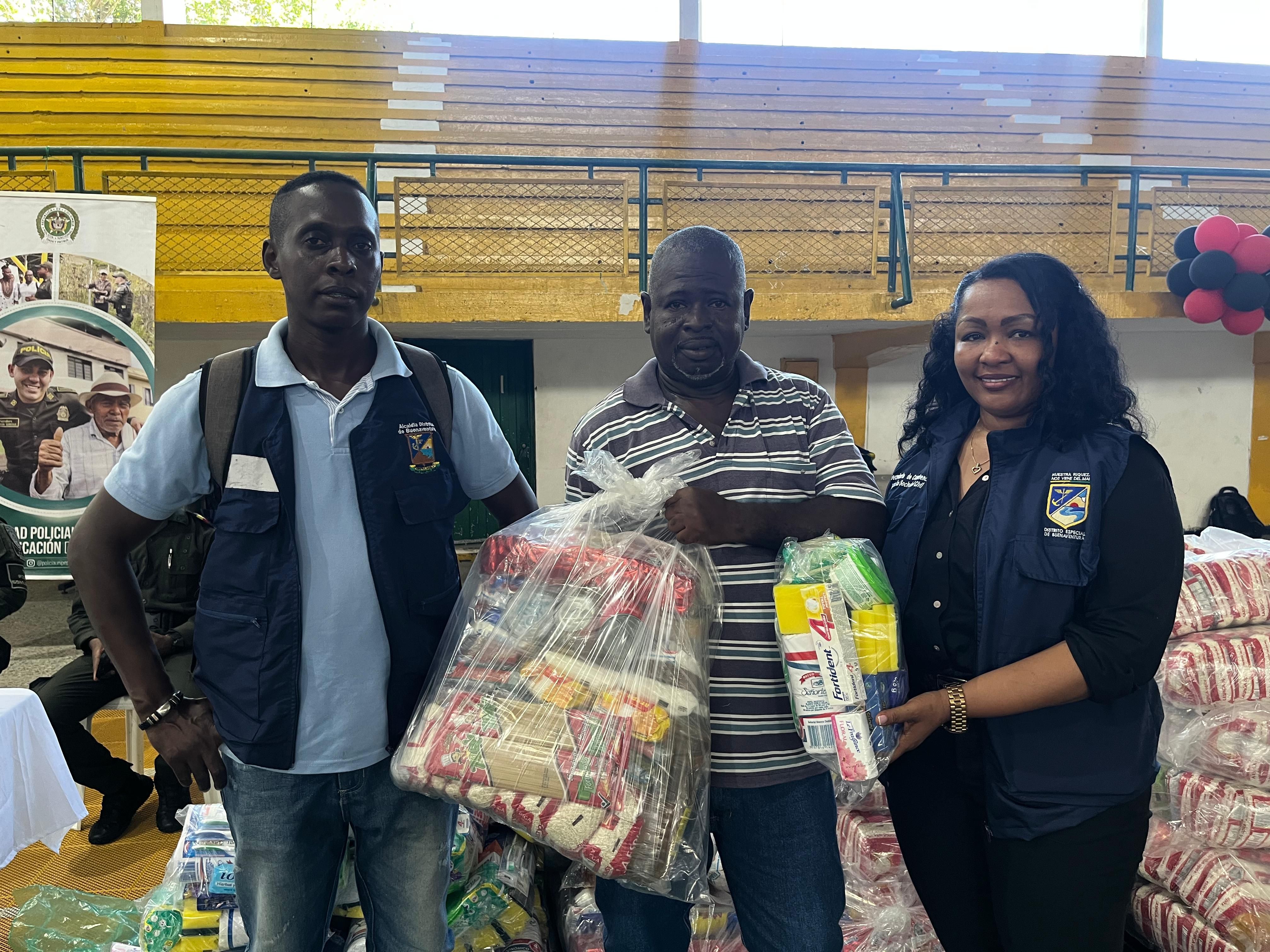 Entregan ayudas humanitarias a víctimas del desplazamiento forzado en Bazán Bocana