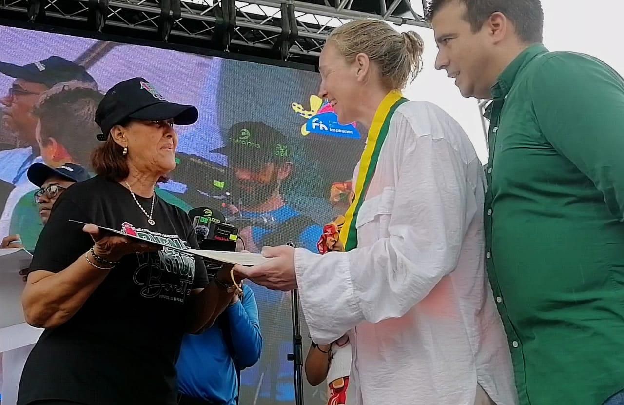 Eva Buzo conquista el Pacífico: una travesía de 40 km que puso a Buenaventura en el mapa mundial