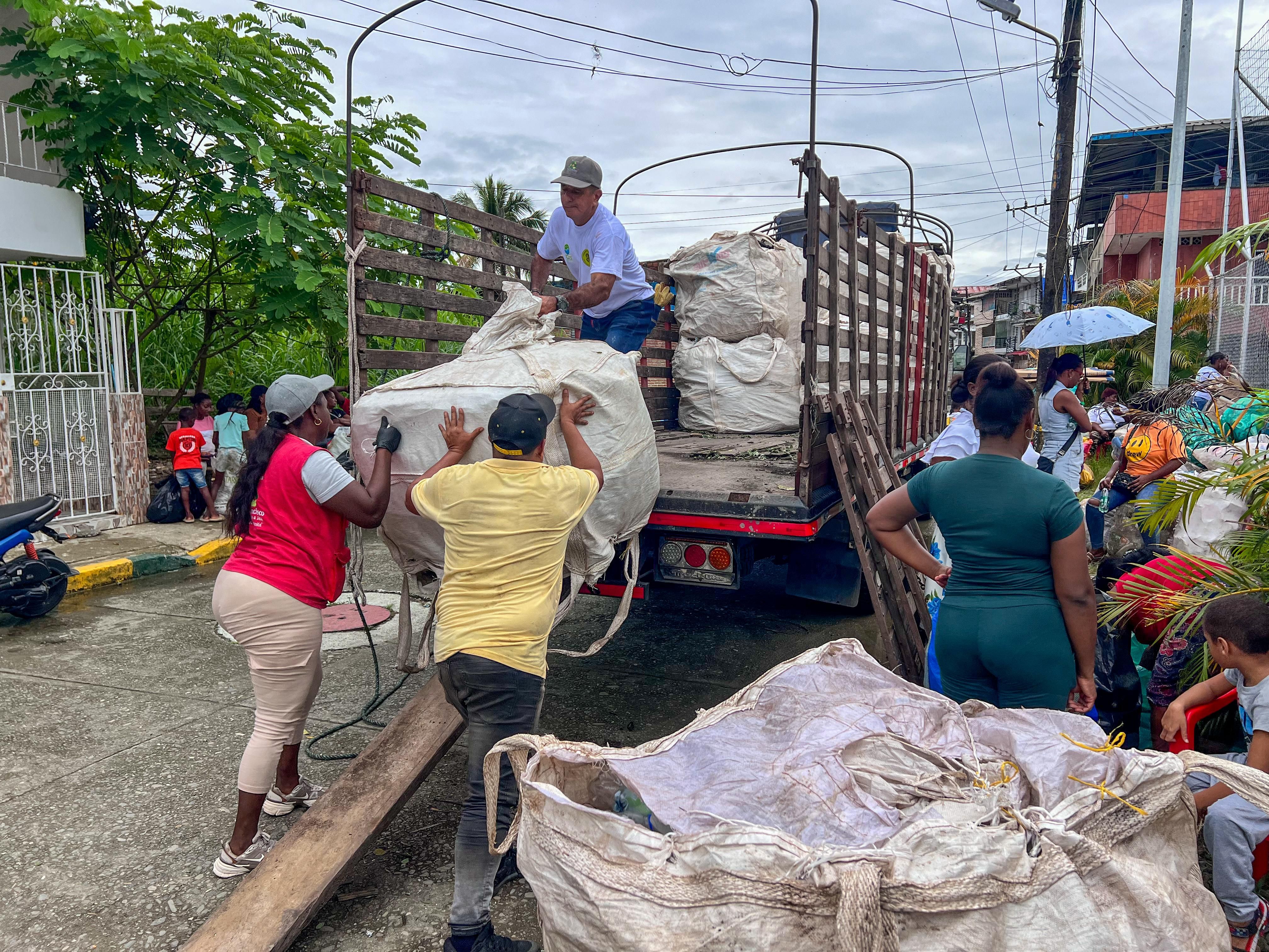 Habitantes de Buenaventura intercambiaron cerca de 19 toneladas de residuos durante el Biotrueque
