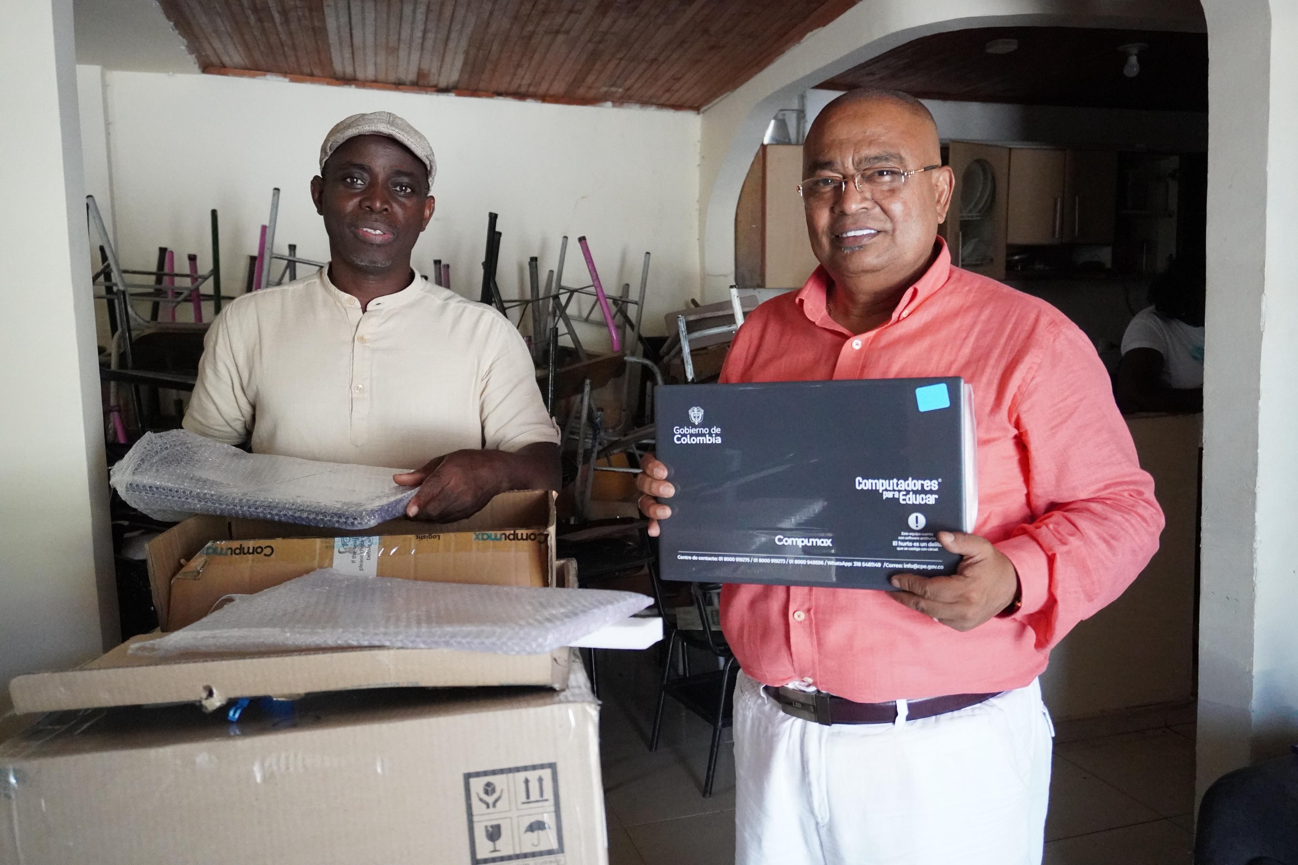 Ciento cuarenta computadores fueron entregados al plantel educativo Esther Etelvina Aramburo de Yurumanguí