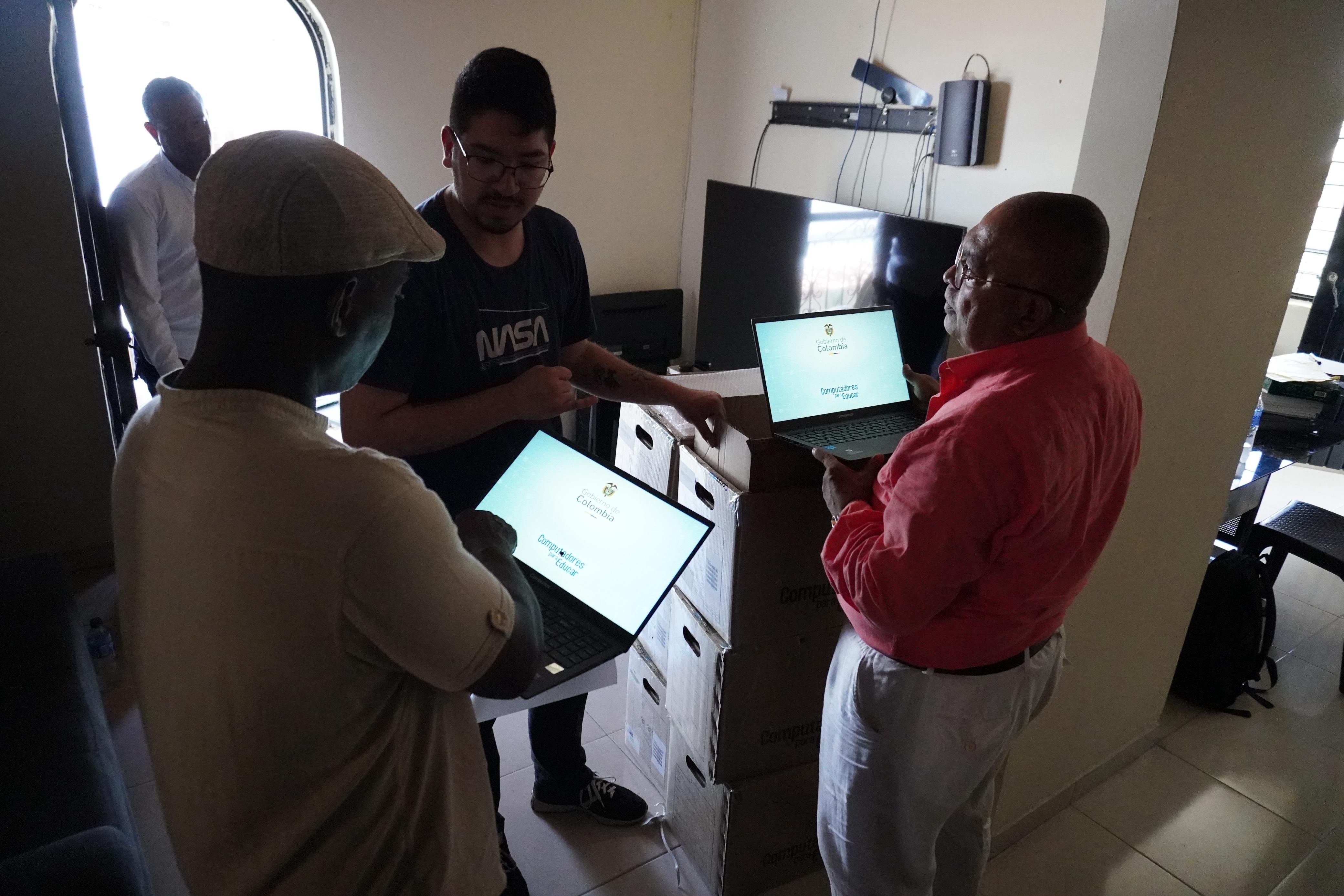 Ciento cuarenta computadores fueron entregados al plantel educativo Esther Etelvina Aramburo de Yurumanguí