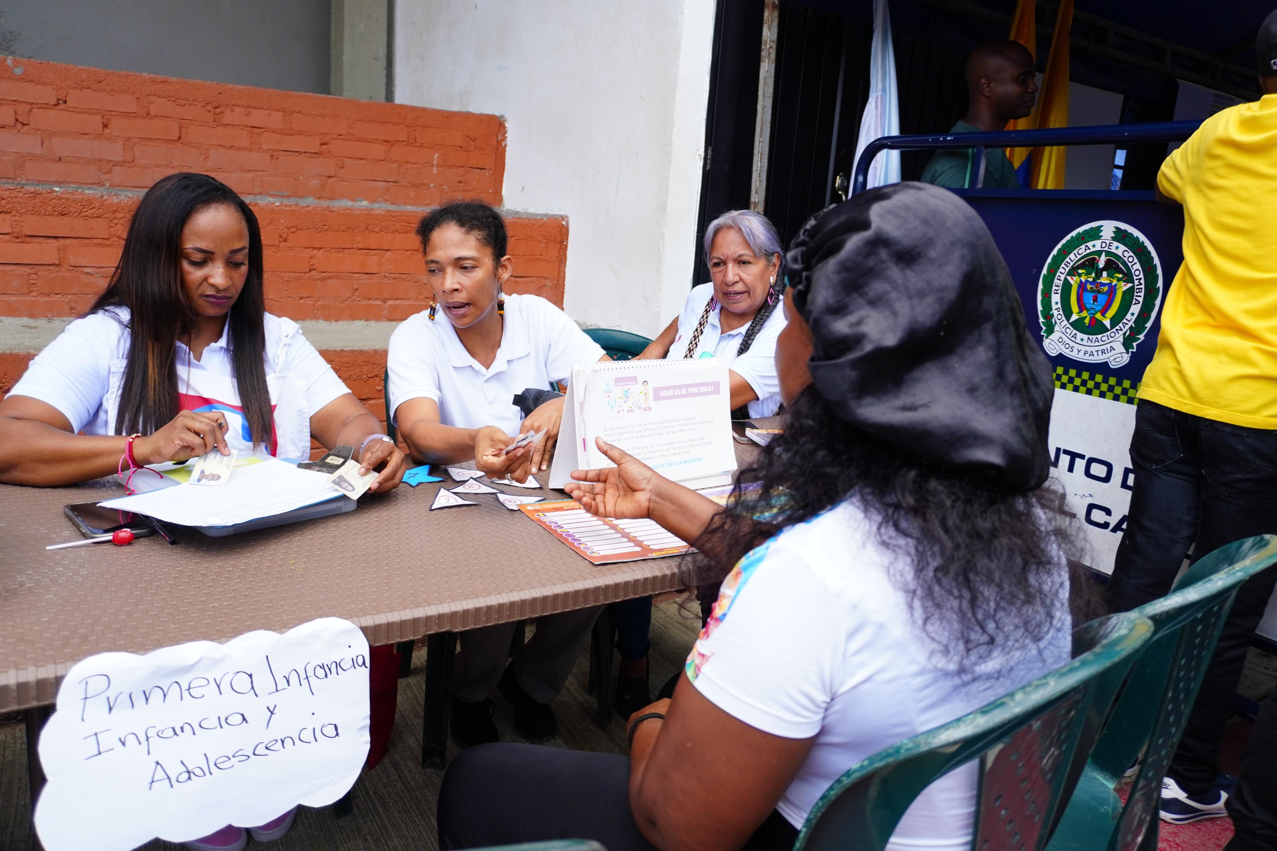 Alcaldesa Ligia del Carmen Córdoba asume compromisos con habitantes de la Comuna 3 al término de un nuevo Consejo de Gobierno a la Calle