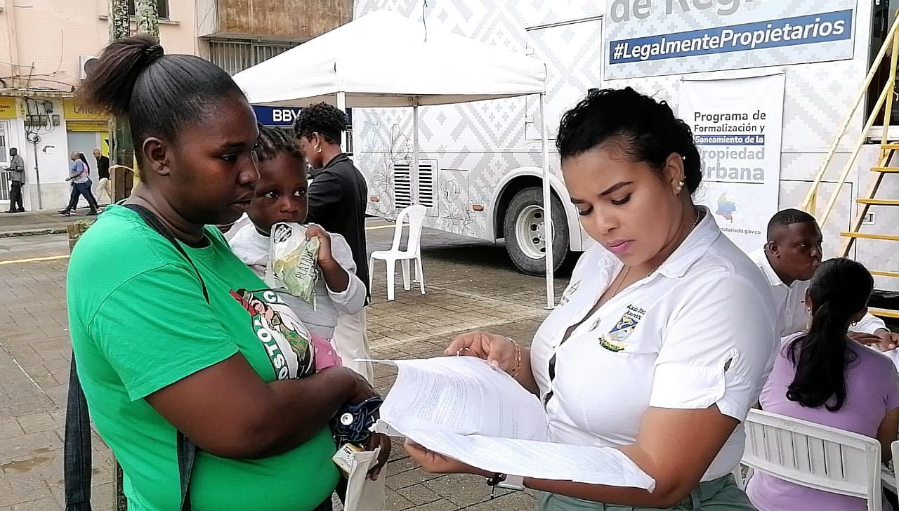 Buenaventura fortalece el derecho a la vivienda con jornada de asesoría para titulación de predios