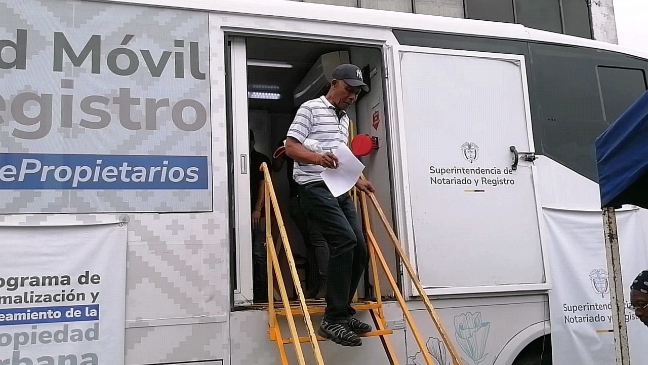 Buenaventura fortalece el derecho a la vivienda con jornada de asesoría para titulación de predios