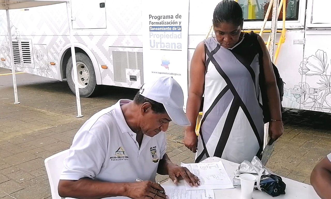 Buenaventura fortalece el derecho a la vivienda con jornada de asesoría para titulación de predios