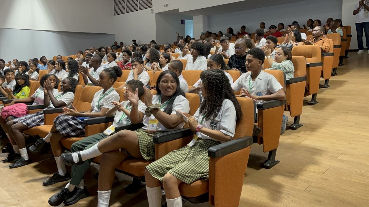 Programa de Bilingüismo realizó concurso de deletreo en inglés en el Distrito
