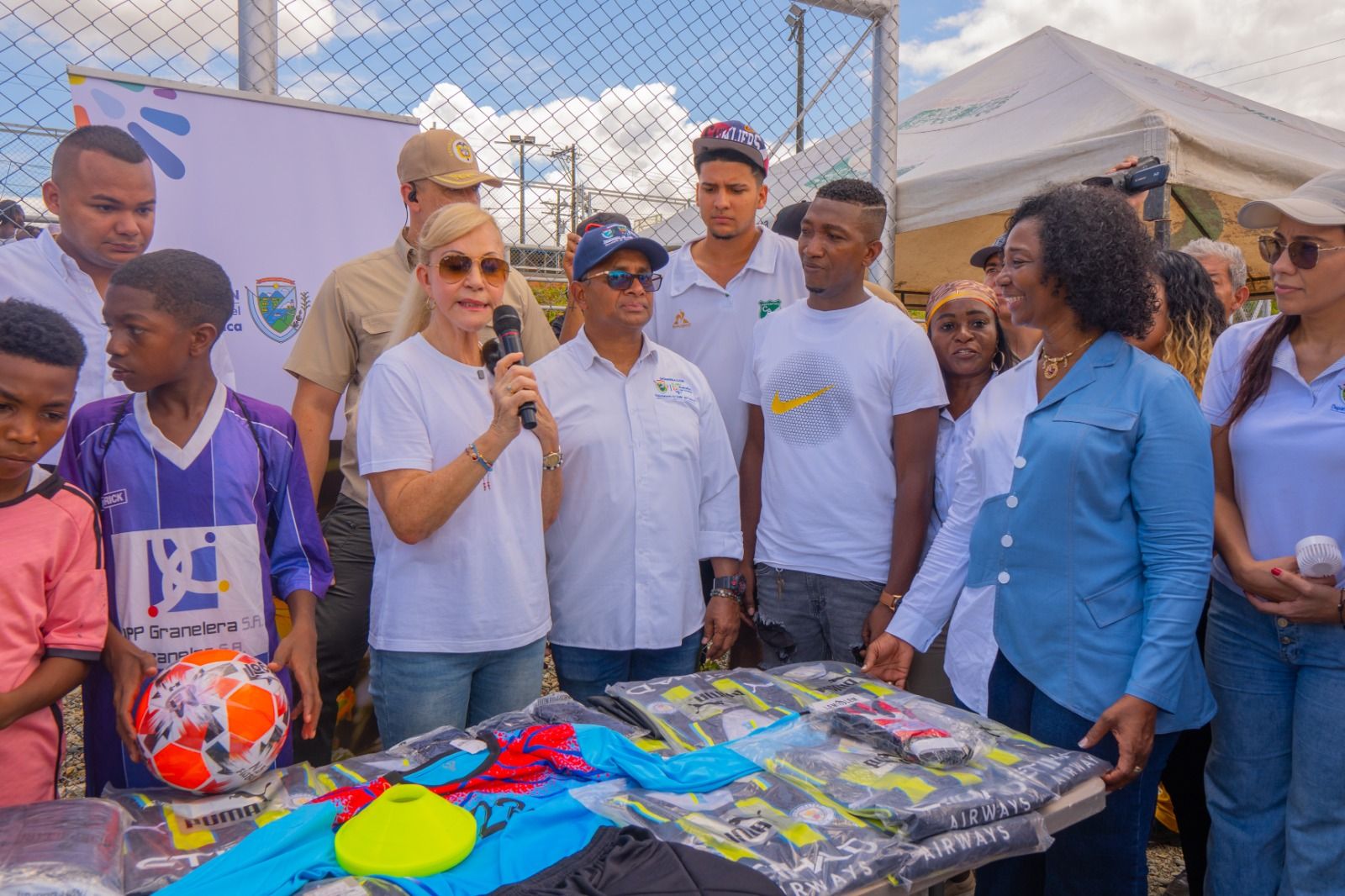 Con apoyo de la Gobernación, la Alcaldía Distrital entregó tres escenarios deportivos renovados