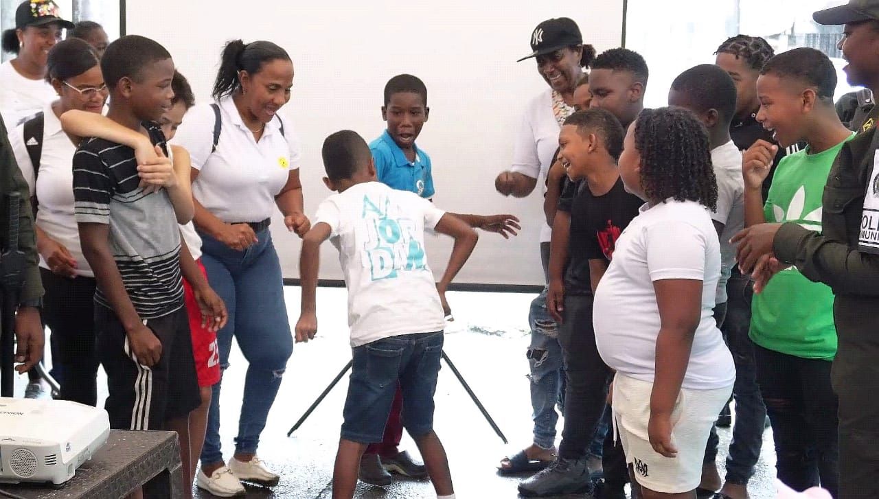 Cine al Barrio lleva alegría y entretenimiento al barrio El Firme en Buenaventura