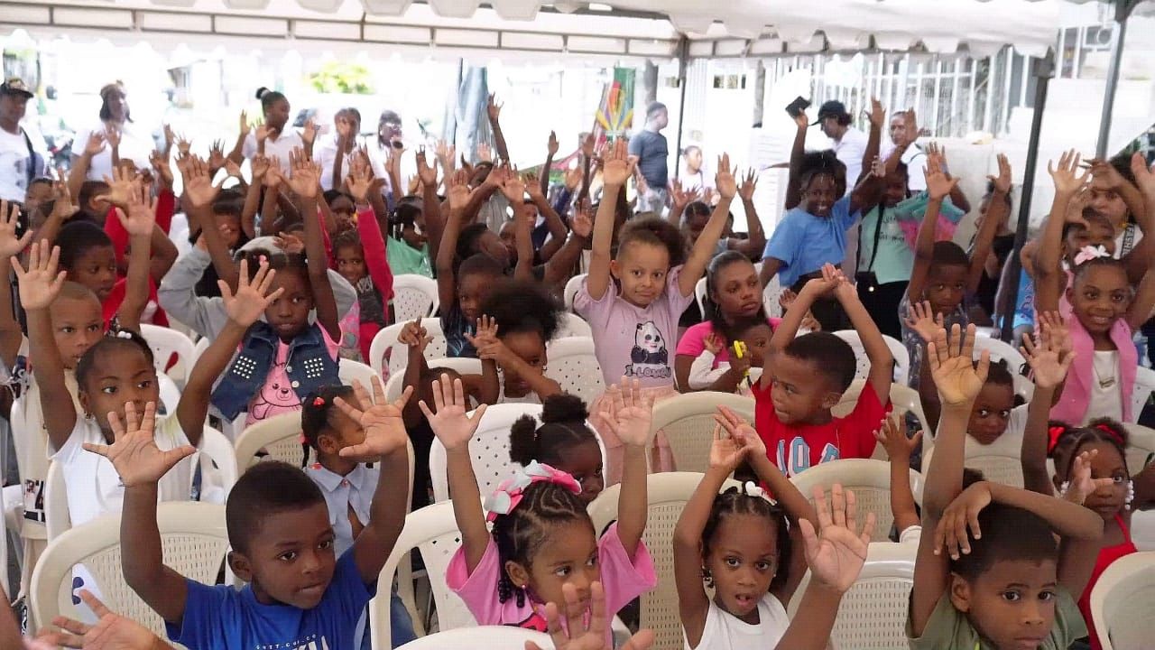 Cine al Barrio lleva alegría y entretenimiento al barrio El Firme en Buenaventura