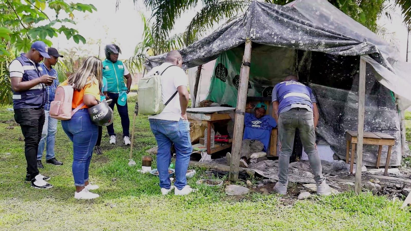 Recuperan espacios públicos y apoyan a habitantes de calle en Buenaventura